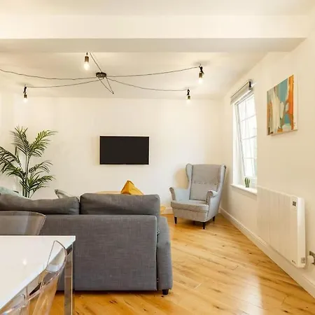 Central, Bright 2 Bed Flat *