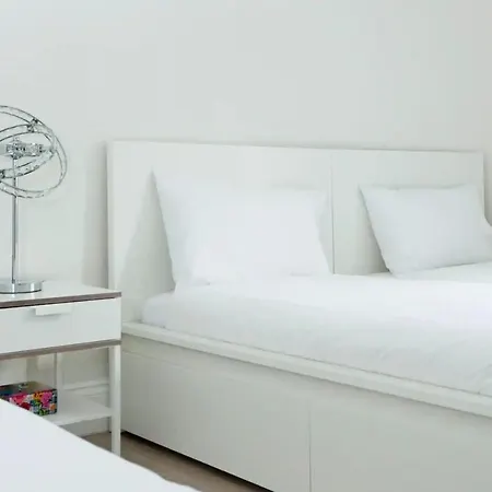 Bright 2 Bedroom Flat Next To Meadows Park Apartment *