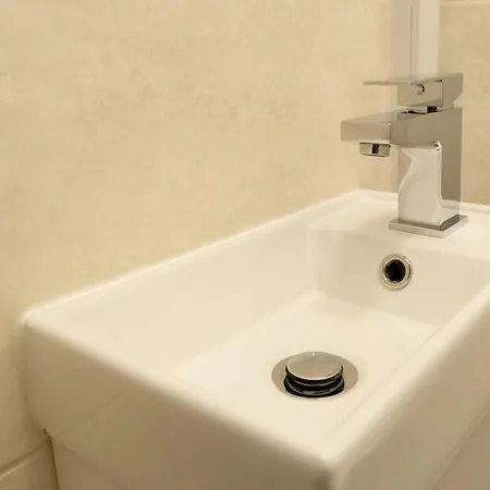 Bright 2 Bedroom Flat Next To Meadows Park Edinburgh