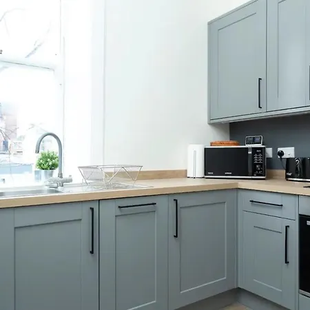 Bright 2 Bedroom Flat Next To Meadows Park Edinburgh