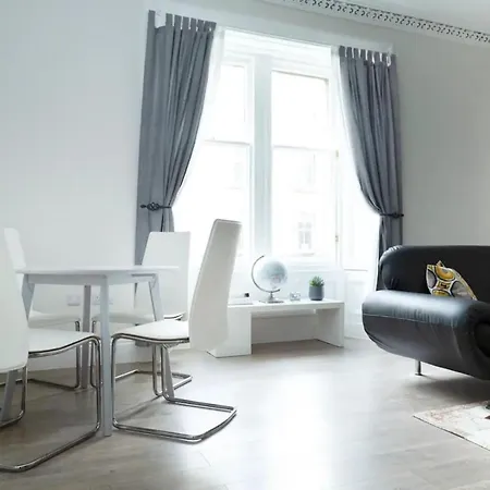 Bright 2 Bedroom Flat Next To Meadows Park Apartment