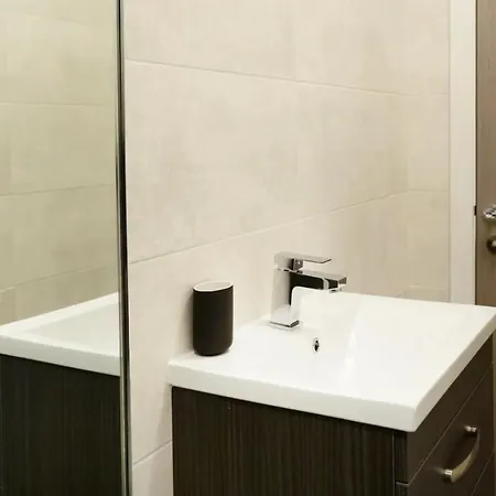 Apartment Bright 2 Bedroom Flat Next To Meadows Park