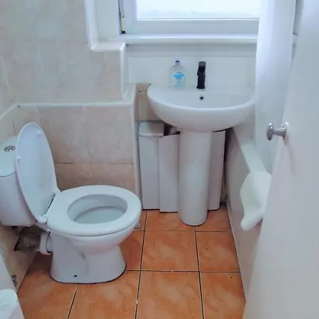Cosy 2 Bedroom In The Heart Of - Excellent Location *