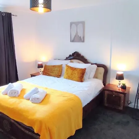 Apartment Cosy 2 Bedroom In The Heart Of - Excellent Location *