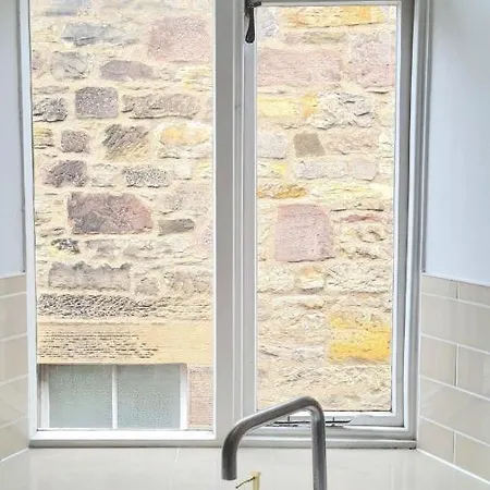 Stylish Spacious In City Centre - Excellent Location - Five Star Amenities