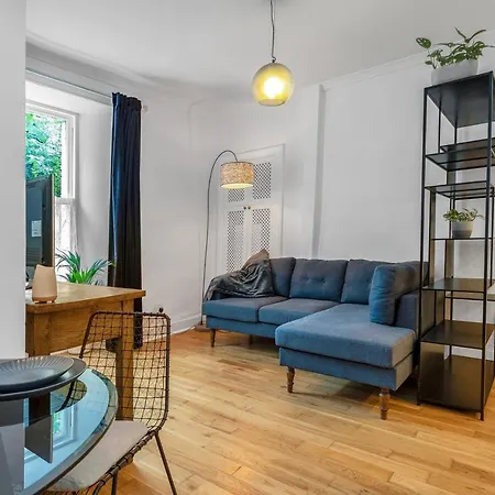 Stylish, Modern & Comfortable 2 Bedroom - Near Centre - Free Parking Apartment *