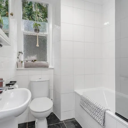 Stylish, Modern & Comfortable 2 Bedroom - Near Centre - Free Parking