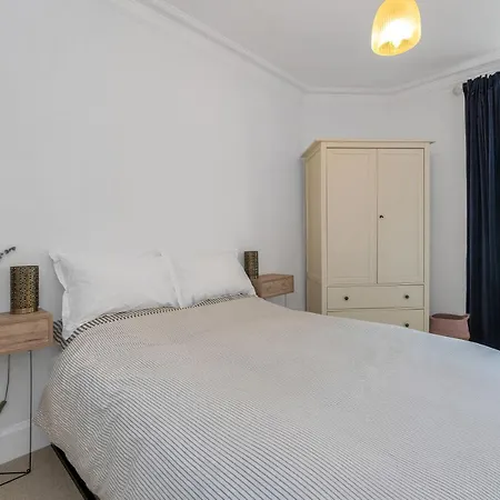 Stylish, Modern & Comfortable 2 Bedroom - Near Centre - Free Parking Apartment Edinburgh