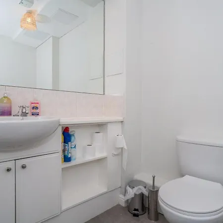 Apartment Modern Renovated 2bed Flat With Free Parking *