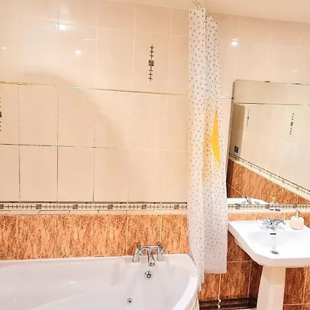 Central Deluxe - Excellent Location - Five Star Amenities - Free Parking Pensión *