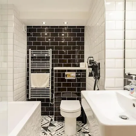 Central, Bright 2 Bed Flat - Pool&sauna