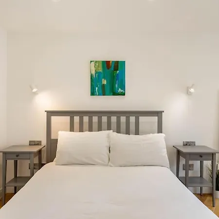 Apartmán Central, Bright 2 Bed Flat - Pool & Sauna *