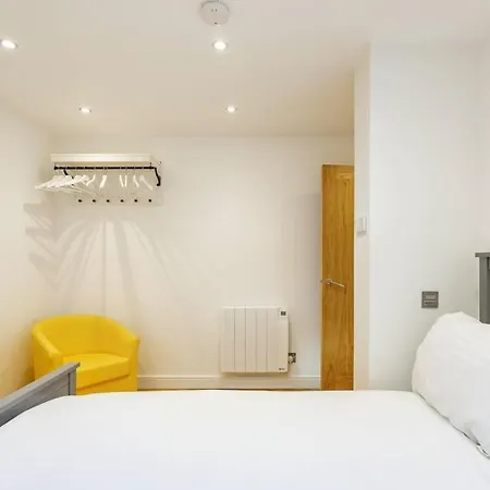 Central, Bright 2 Bed Flat