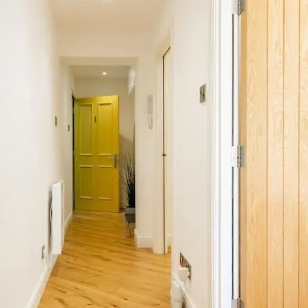 Central, Bright 2 Bed Flat - Pool&sauna