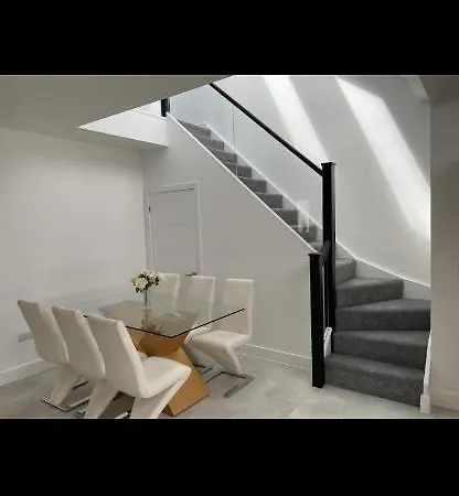 Perfect 4 Bedroom 2 Bathroom * Edynburg