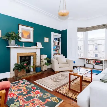 Spacious 3 Bedroom Flat In *