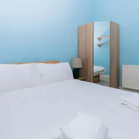 Spacious 3 Bedroom Flat In