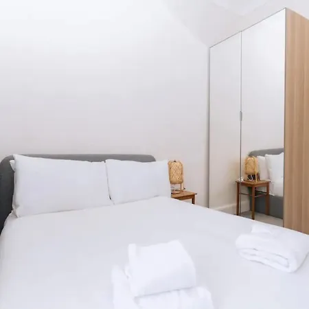 Spacious 3 Bedroom Flat In Apartament *