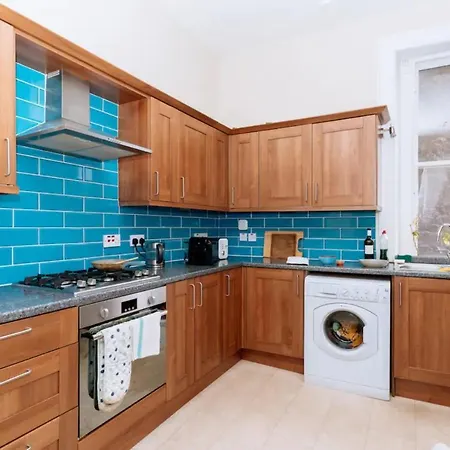 Spacious 3 Bedroom Flat In Apartament
