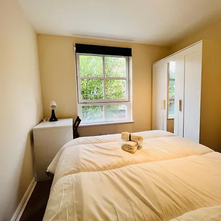 Stunning 2-bed In Free Parking *