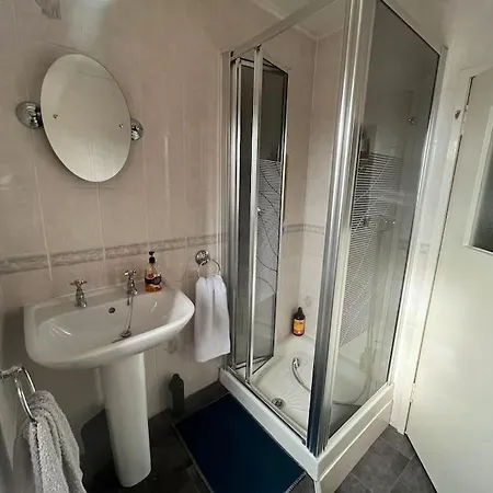 2- Bedroom Flat With Free Parking * Edinburgh
