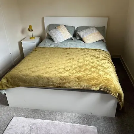 2- Bedroom Flat With Free Parking *