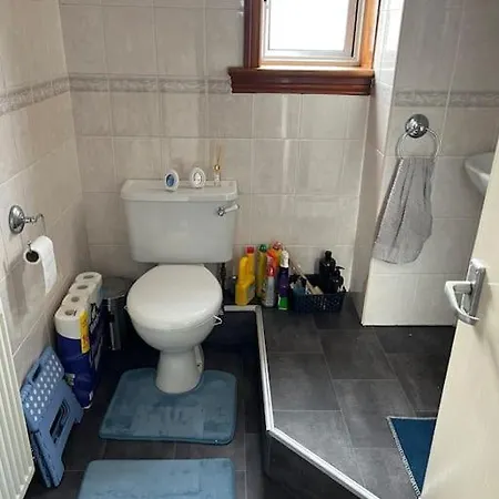 2- Bedroom Flat With Free Parking * Edinburgh