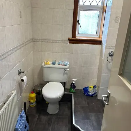 2- Bedroom Flat With Free Parking Apartment