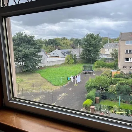 Apartment 2- Bedroom Flat With Free Parking *