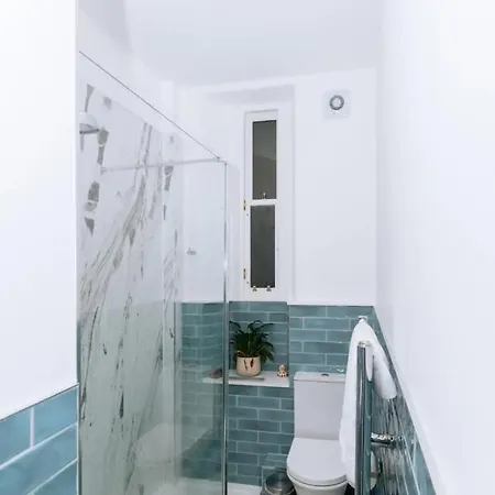 Apartament Spacious 3 Bedroom Flat In *