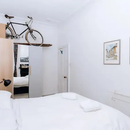 Spacious 3 Bedroom Flat In