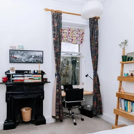 Spacious 3 Bedroom Flat In * 爱丁堡