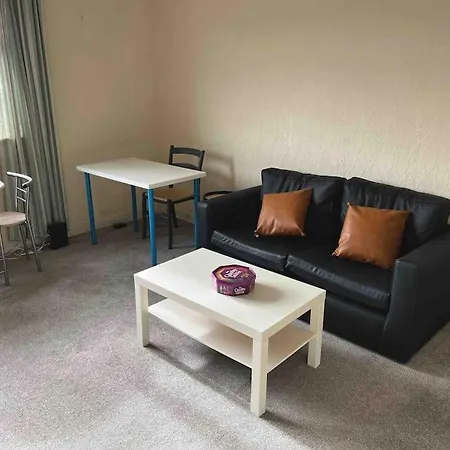 Apartment 2- Bedroom Flat With Free Parking
