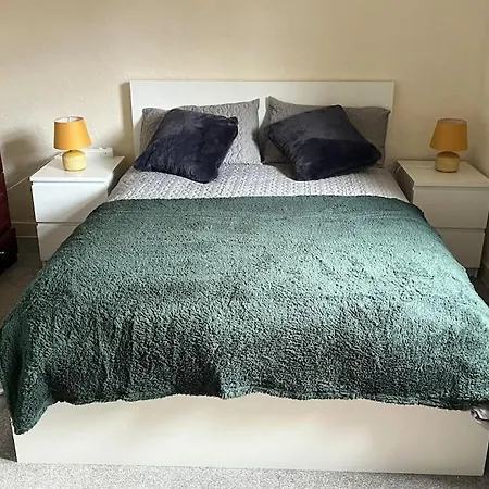 2- Bedroom Flat With Free Parking
