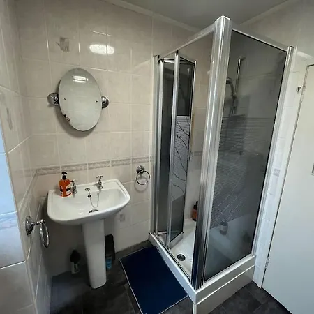 2- Bedroom Flat With Free Parking