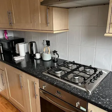 2- Bedroom Flat With Free Parking * Edinburgh