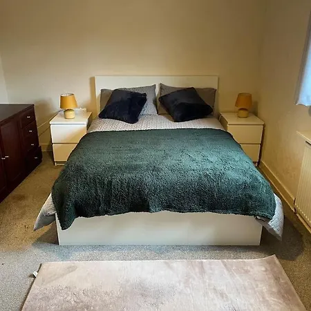 2- Bedroom Flat With Free Parking