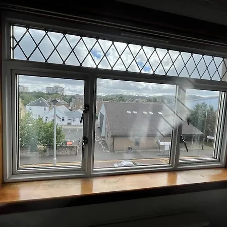 2- Bedroom Flat With Free Parking *