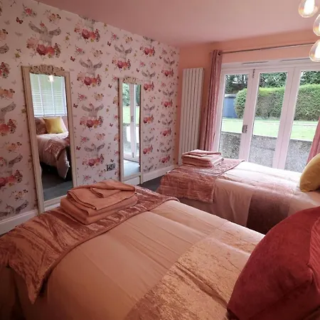 Holiday home Perfect For Family Gatherings & Occasions, Sleeps 15 With Hot Tub