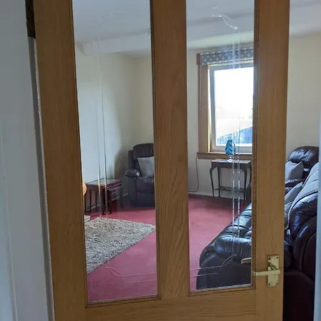 Large 3 Bedroom Apartment/flat In Ideal Location Apartment