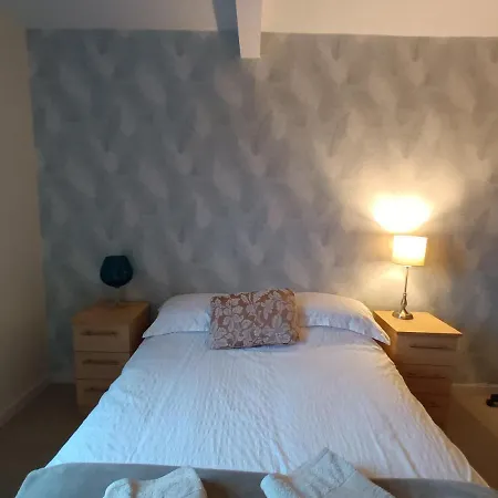Large 3 Bedroom Apartment/flat In Ideal Location Edinburgh
