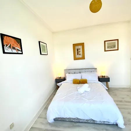 Cozy 1 Bedroom Tenement Flat *