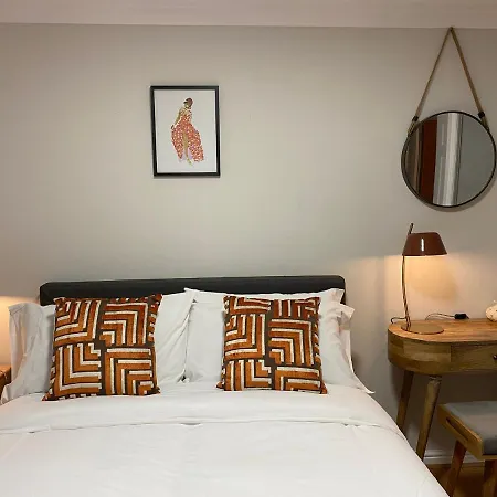Private Main Door Lovely 2 Bedroom Edinburgh