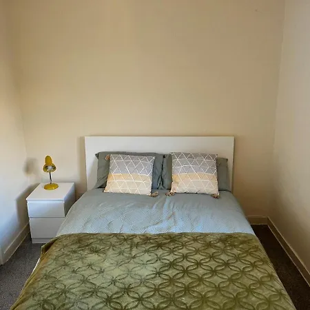 Apartment 2- Bedroom Flat With Free Parking *