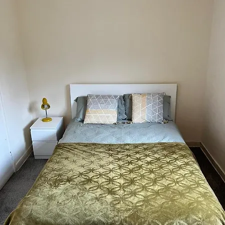 2- Bedroom Flat With Free Parking Edinburgh