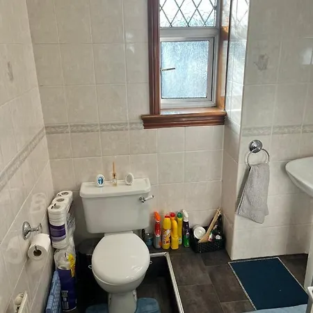 Apartment 2- Bedroom Flat With Free Parking