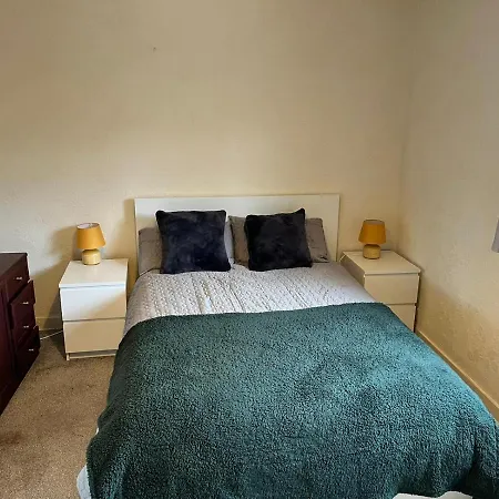 2- Bedroom Flat With Free Parking *