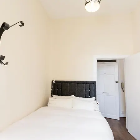 Holiday home Cozy By Holyrood Park And Palace