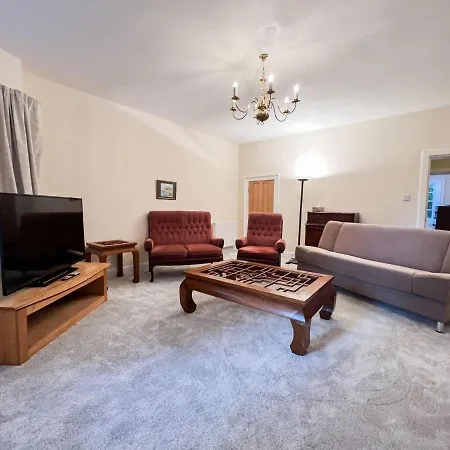 Spacious Flat Sleeps 8 Near Princes Street