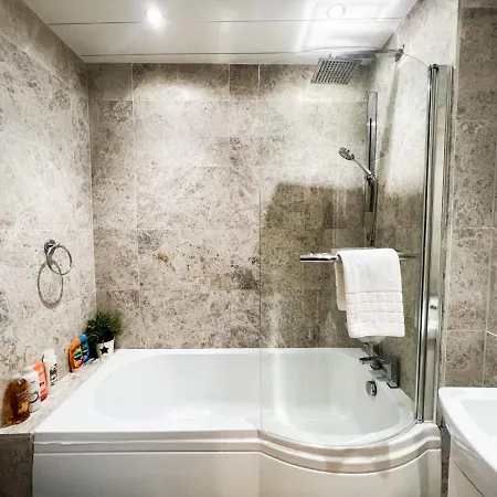 Spacious Flat Sleeps 8 Near Princes Street